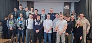 Maturzyści z policjantem podczas prelekcji