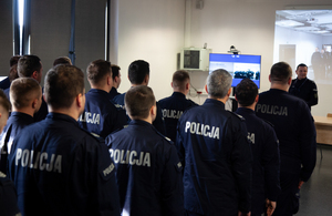 Policjanci sluchający dowódce OPP Kraków