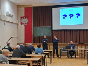 Policjanci i uczestnicy debaty społecznej