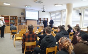KPP Oświęcim. Zajęcia z maturzystami na temat promocji Służby w Policji (1) pani wicedyrektor PZ nr 2 w Oświęcimiu oraz naczelnik sztabu i zastępca naczelnika wydziału ruchu