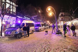 radiowozy OPP w Krakowie stojące na krupówkach