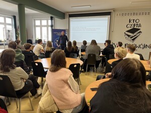 I zastępca komendanta powiatowego policji w Brzesku przemawia do uczniów