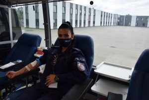 policjantka podczas pobierania krwi w krwiobusie