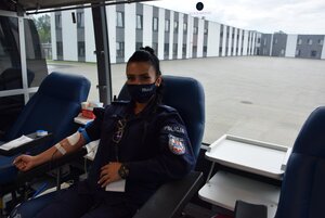 policjantka podczas pobierania krwi w krwiobusie