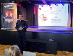 policjant prowadzący spotkanie