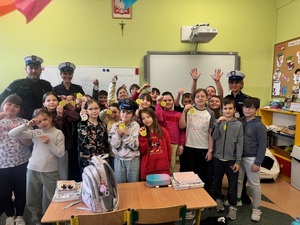 Wspólne zdjęcie uczniów z policjantami