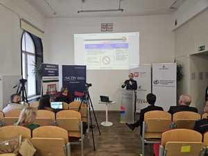 Policjanta prowadzi wykład podczas spotkania dla dyrektorów szkół podstawowoych