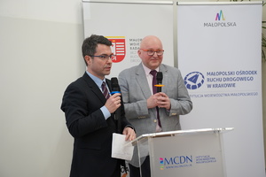 od lewej dr Łukasz Cieślik - dyrektor Małopolskiego Centrum Doskonalenia Nauczycieli oraz Paweł Mucha - dyrektor MORD w Krakowie