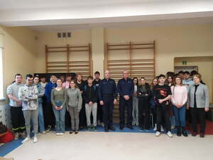 policjanci z uczniami
