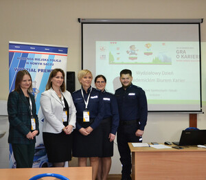 policjantki i policjant oraz przedstawicielki organizatora wydarzenia