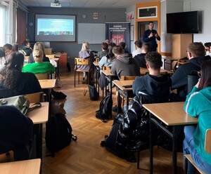 asystent ds. nieletnich w mundurze tłuaczący młodzieży zasady rekrutacji do Policiji