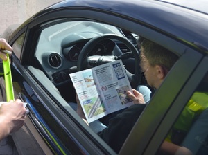 Kierujący przeglądający ulotkę