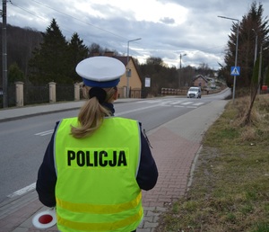 Policjantka Ruchu Drogowego nadzorująca ruch pojazdów