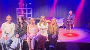 policjant wygłasza prelekcję po spektaklu