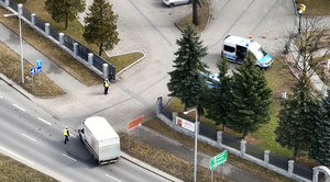 Policjanci zatrzymują samochód do kontroli drogowej  w tle na parkingu radiowóz