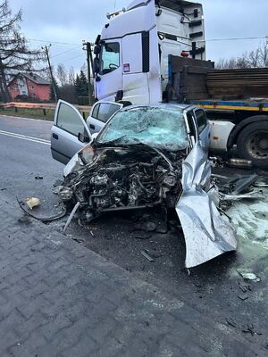 wypadek drogowy pojazd ciężarowy z rozbitym samochodem osobowym