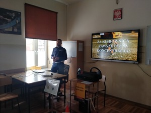 Umundurowany policjant przeprowadza prelekcję