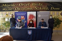 uczniowie szkoły i policjanci