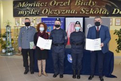 uczniowie szkoły i policjanci