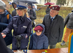 policjantka i uczestnicy Święta