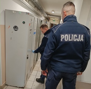policjanci sprawdzają szafki w schronisku dla osób bezdomnych