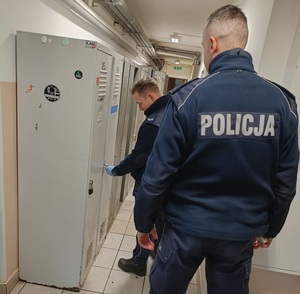 policjanci sprawdzają szafki w schronisku dla osób bezdomnych