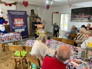 policjantka podczas prelekcji prezentująca plakat