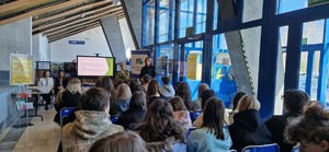 Runkcjonariuszka strazy granicznej i policjantka podczas prelekcji dotyczacej handlu ludżmi