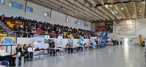 Uczniowie szkół powiatu olkuskiego i mieszkańcy podczas otwarcia uroczystości