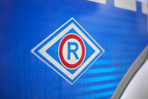 znak ruchu drogowego na drzwiach radiowozu