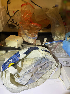 bryłki białej substancji, pudełka z lekami i inne zabezpieczone narkotyki