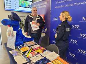 senior podczas rozmowy z policjantką