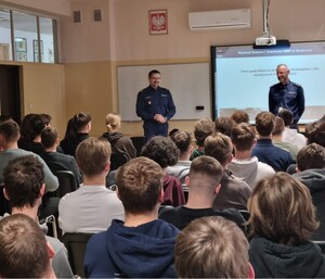 policjanci Komisariatu Policji V w Krakowie prowadzacy prelekcje dla uczniów Zespołu Szkół Łączności