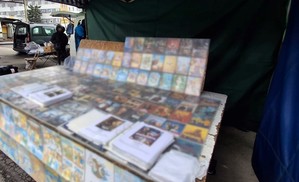 stragan na targowisku z oprogramowaniem grami i filmami
