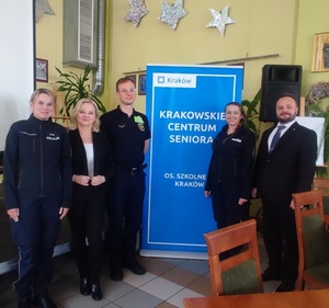 pamiątkowe zdjęcie uczetników i prelegentów