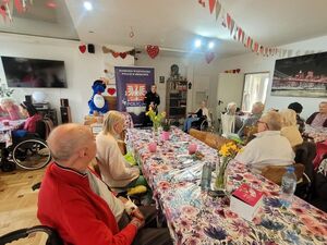 seniorzy i seniorki podczas prelekcji