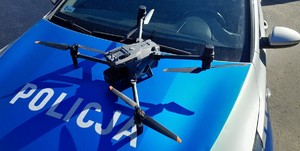 Policyjny dron na masce radiowozu