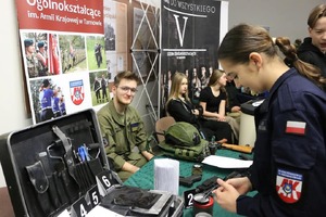 2. uczniowe XVI LO prezentujący swoja ofertę