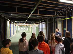 Uczniowie na strzelicy w budynku komendy