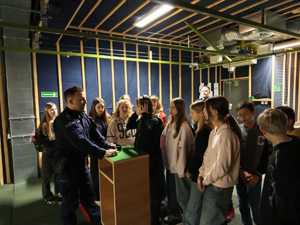 Uczniowie na strzelnicy w budynku komendy