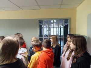 Uczniowie przed wejsciem do aresztów.