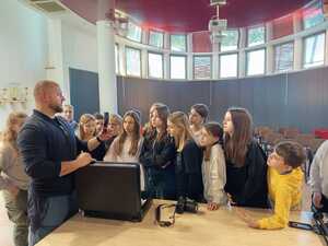 Uczniowie przy stanowisku technika kryminalsityki