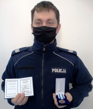 sierż. sztab. Andrzej Czerwińczak z legitymacją i odznaczeniem