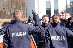Nowo przyjęci policjanci podczas ślubowania