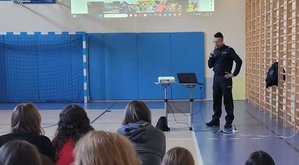 1. Uczniowie liceum podczas prezentacji przedstawionej przez komendanta komisariatu