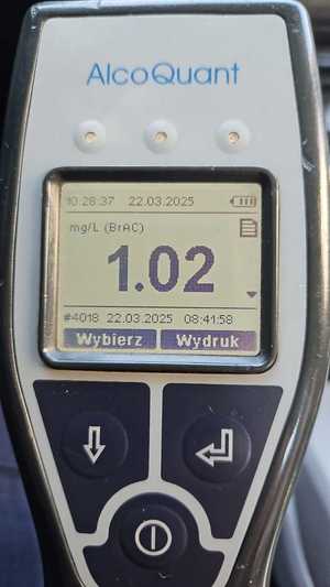 Urządzenie do badania trzeźwości przedstawiające wynik pomiaru