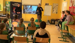 Policjant prowadzący spotkanie w klasie