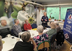 polijcnatka z krakowksiej drogówki w trkacie spotkania z seniorami