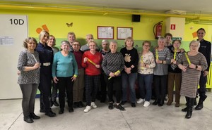 wspólne zdjęcie policjantek z krakowskiej drogówki z seniorami trzymajacymi w rękach odblaski