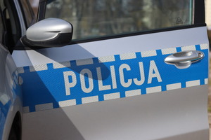 drzwi radiowozu z na pisem policja